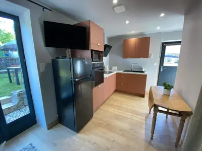 Cuisine ou kitchenette dans l'établissement Maisonnette avec jardin