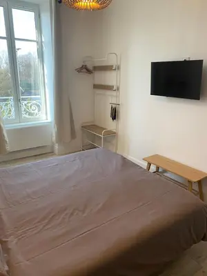 Télévision ou salle de divertissement dans l'établissement Chambre avec salle de bain privative, Louhans Centre Ville