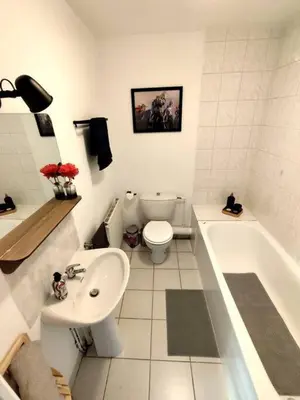 Salle de bains dans l'établissement Idéalement situé pour tous II