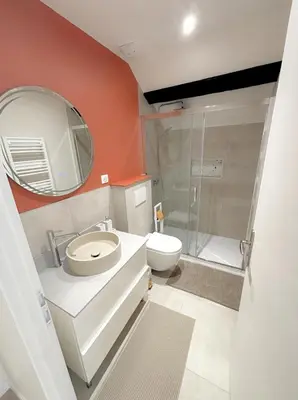 Salle de bains dans l'établissement Grand duplex haut de gamme, 4pers, hyper centre, climatisation, stationnements à 10m , très calme