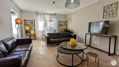 Télévision ou salle de divertissement dans l'établissement La Maison Bleue