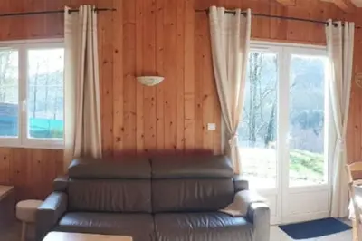 Coin salon dans l'établissement Maison plain pied intérieur bois - Lac de chalain - Gîte les 4 saisons