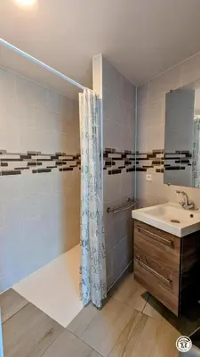 Salle de bains dans l'établissement L'Etape Beaunoise