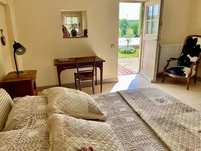 Un ou plusieurs lits dans un hébergement de l'établissement Chambre à Avot Bourgogne avec piscine