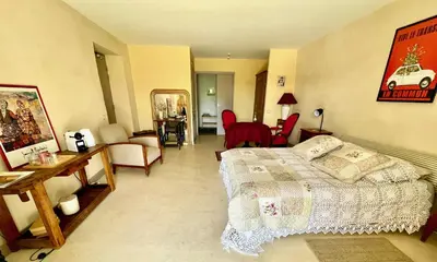 Un ou plusieurs lits dans un hébergement de l'établissement Chambre à Avot Bourgogne avec piscine