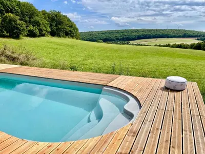 Piscine de l'établissement Chambre à Avot Bourgogne avec piscine ou située à proximité