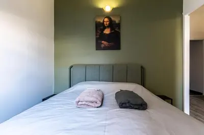 Un ou plusieurs lits dans un hébergement de l'établissement Le Liberté Coeur de ville Duplex