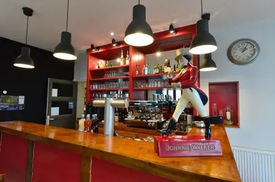 Salon ou bar de l'établissement Le Relais des Lacs Bourgogne Morvan