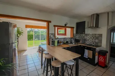 Cuisine ou kitchenette dans l'établissement Charmante Maison avec Terrasse