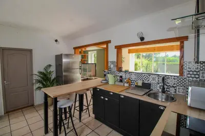Cuisine ou kitchenette dans l'établissement Charmante Maison avec Terrasse