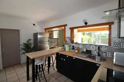 Cuisine ou kitchenette dans l'établissement Charmante Maison avec Terrasse