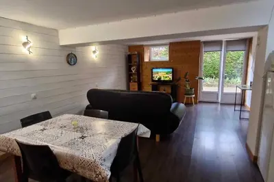 Télévision ou salle de divertissement dans l'établissement L'Ain-parfait