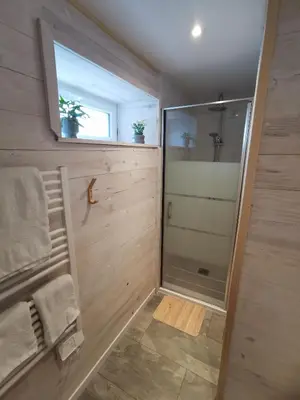 Salle de bains dans l'établissement Maison de la fontaine aux daims