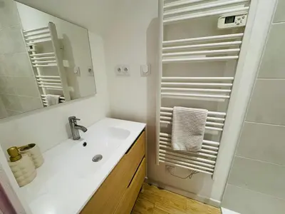 Salle de bains dans l'établissement Superbe appartement beaune centre
