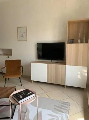 Télévision ou salle de divertissement dans l'établissement Charmante maisonnette avec vue sur le Clos Vougeot