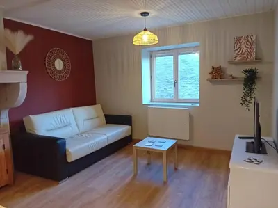 Télévision ou salle de divertissement dans l'établissement Petite maison en pierre au calme avec extérieur