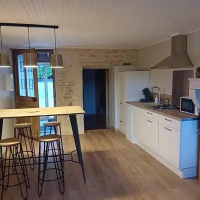 Petite maison en pierre au calme avec extérieur