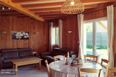 Coin salon dans l'établissement Gîte les 4 saisons - Intérieur bois - Lac de Chalain