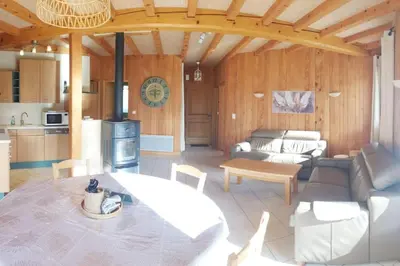 Cuisine ou kitchenette dans l'établissement Gîte les 4 saisons - Intérieur bois - Lac de Chalain