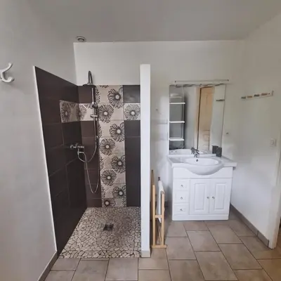 Salle de bains dans l'établissement L'epicéa