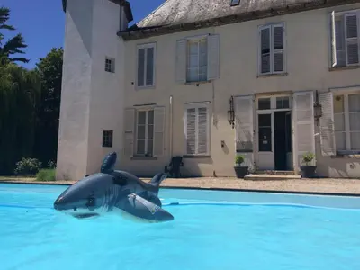 Piscine de l'établissement Château de Seurre No Boring People ou située à proximité