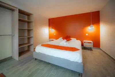 Un ou plusieurs lits dans un hébergement de l'établissement Harmonie Apartments - Pool & Free Parking, 5 min A6 & Chalon sur Saone