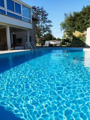Piscine de l'établissement Harmonie Apartments - Pool & Free Parking, 5 min A6 & Chalon sur Saone ou située à proximité
