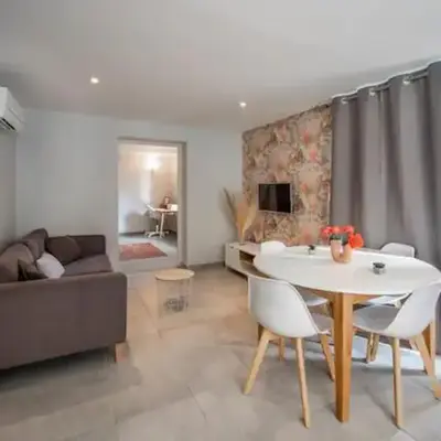 Harmonie Apartments - Pool & Free Parking