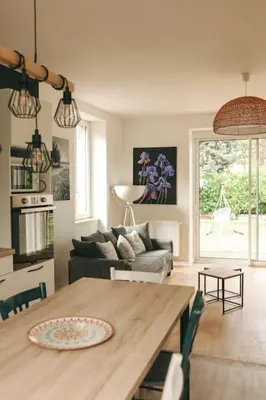 Télévision ou salle de divertissement dans l'établissement maison en ville Karine et Flavie