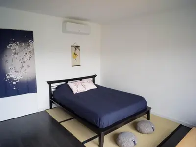 Un ou plusieurs lits dans un hébergement de l'établissement Kitsuné Lodge zen d'inspiration japonaise