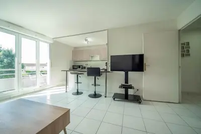Cuisine ou kitchenette dans l'établissement L Idylle Royale de Chatenoy Proche A6 Parking Facile et securise