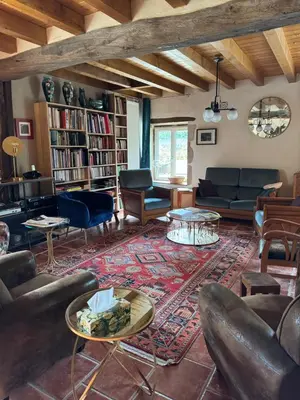 Coin salon dans l'établissement Domaine Les Belles Fontaines
