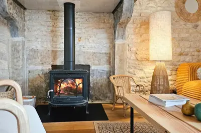 Coin salon dans l'établissement Gite romantique avec spa en Bourgogne