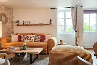 Coin salon dans l'établissement Gite romantique avec spa en Bourgogne