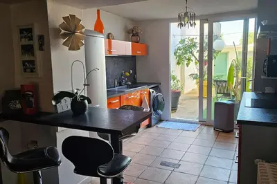 Cuisine ou kitchenette dans l'établissement Maison de ville