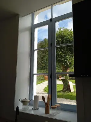 Télévision ou salle de divertissement dans l'établissement L' Ancienne Ecole du Morvan