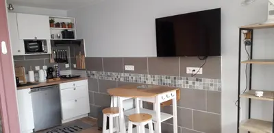 Cuisine ou kitchenette dans l'établissement Studio Clos-Edeen
