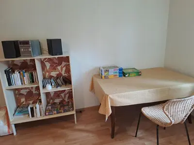Bibliothèque dans la maison de vacances