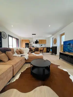 Coin salon dans l'établissement Maison avec piscine et cave voûtée