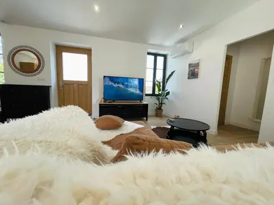 Télévision ou salle de divertissement dans l'établissement Maison avec piscine et cave voûtée
