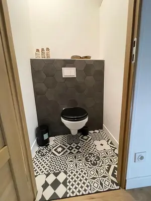 Salle de bains dans l'établissement Maison avec piscine et cave voûtée