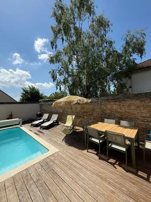 Piscine de l'établissement Maison avec piscine et cave voûtée ou située à proximité