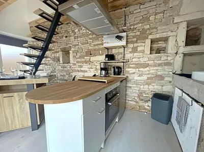 Cuisine ou kitchenette dans l'établissement Charmante maison de village