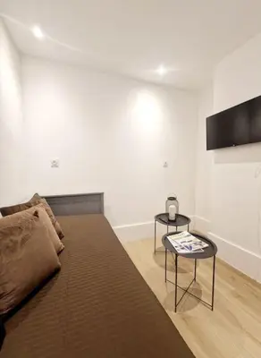 Télévision ou salle de divertissement dans l'établissement La petite parenthèse au centre ville