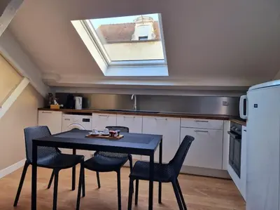 Cuisine ou kitchenette dans l'établissement Appartement T2 Le central