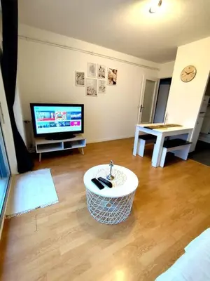 Télévision ou salle de divertissement dans l'établissement Idéalement situé pour tous III