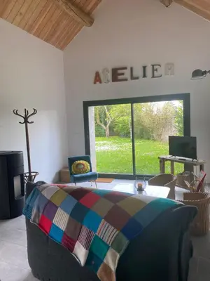 Télévision ou salle de divertissement dans l'établissement Gîte L'Atelier d'Emile