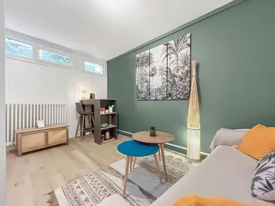 Coin salon dans l'établissement Cosy et fonctionnel, à quelques minutes du centre