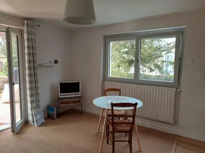 Télévision ou salle de divertissement dans l'établissement Appartement neuf, Rez de jardin, 30m2 lumineux