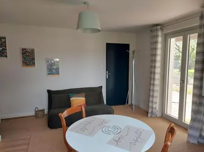 Coin salon dans l'établissement Appartement neuf, Rez de jardin, 30m2 lumineux
